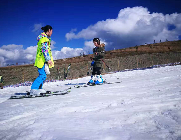 云顶滑雪场位于贵阳市花溪区高坡乡云顶草原旁,从贵阳市区出发只需 1