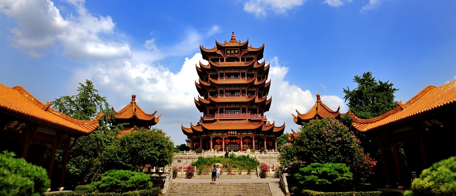   黄鹤楼位于武汉市蛇山的黄鹤矶头,面对鹦鹉洲,与湖南岳阳
