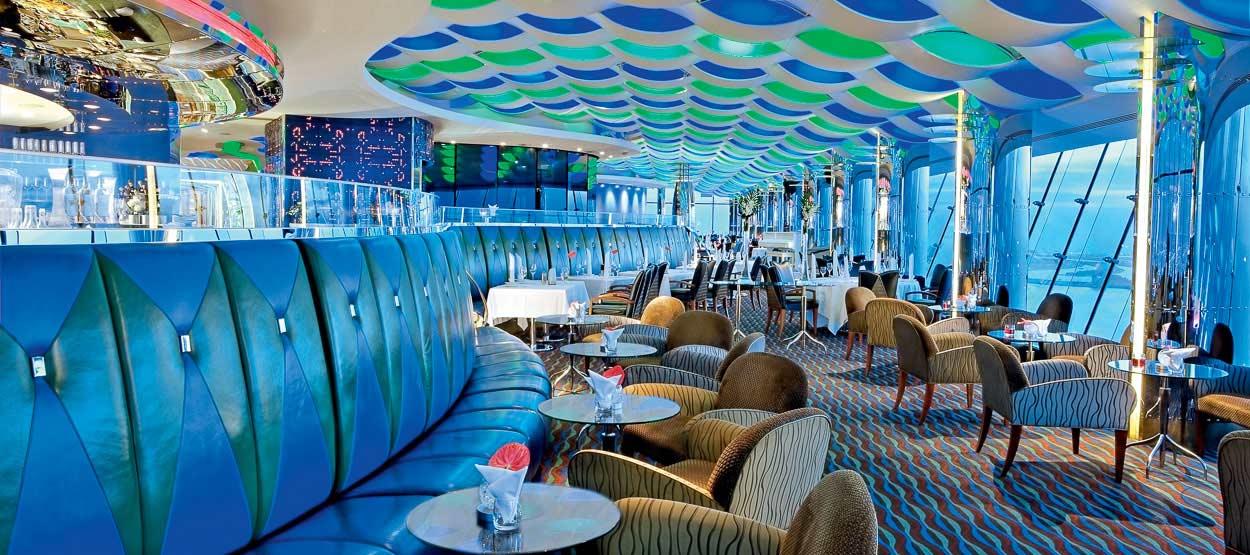 帆船酒店是斥资15亿美元建造的七星级酒店,在等候用餐的时段,你可以