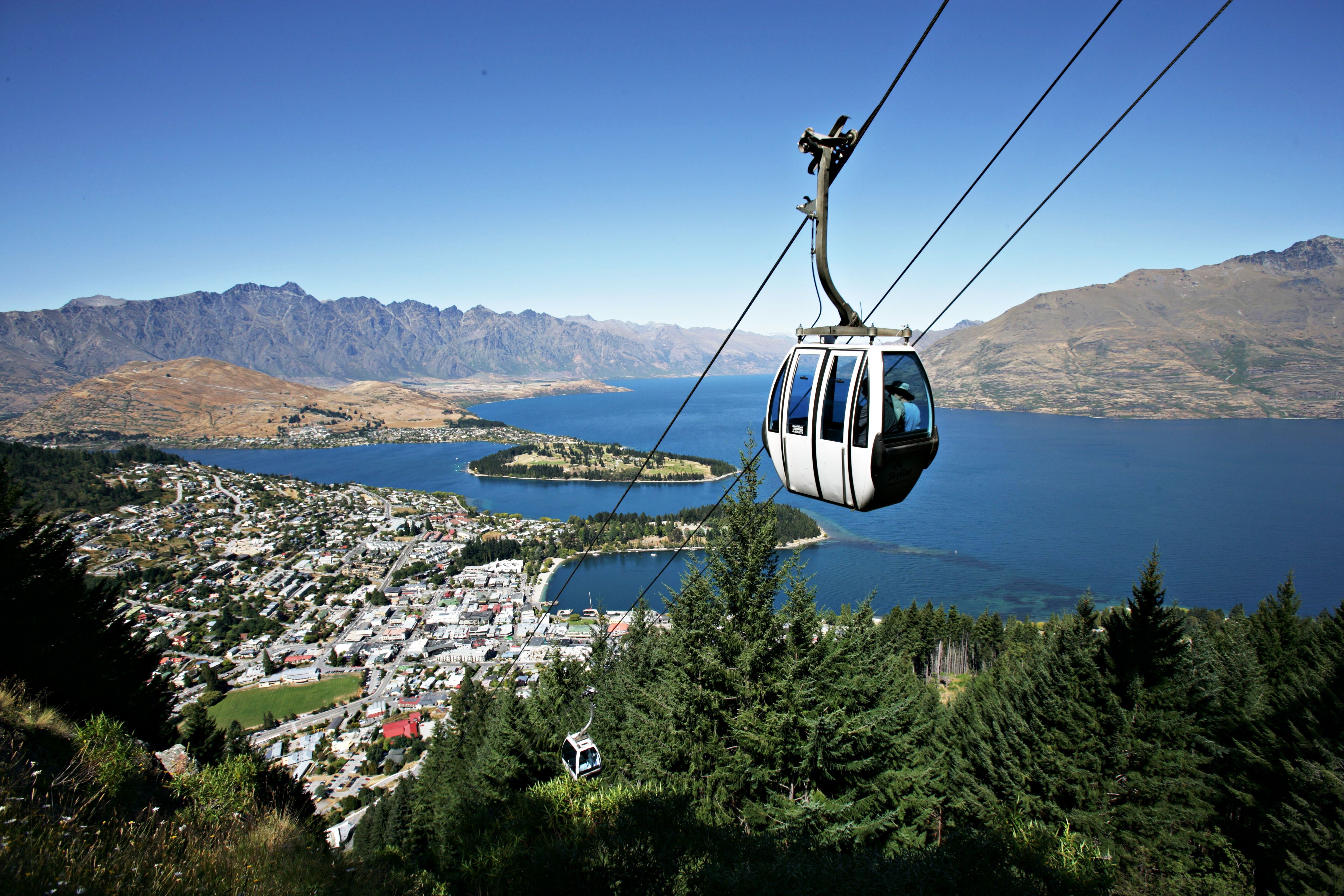 在缆车山顶,你还可以玩滑板车(luge),蹦极,高空滑锁,滑翔伞等户外活动